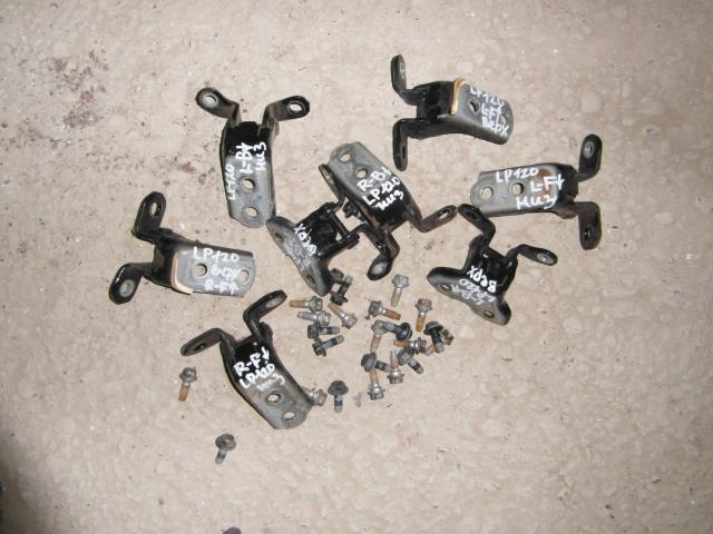 Петля передней двери правая 6873035031 TOYOTA