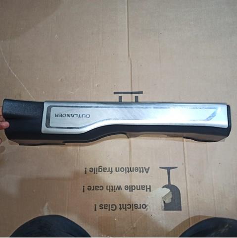 Накладка дверного порога внутренняя, передняя левая 7656A157XA MITSUBISHI