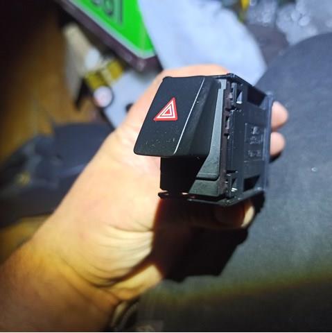 Кнопка аварийного сигнала 8433276040 TOYOTA