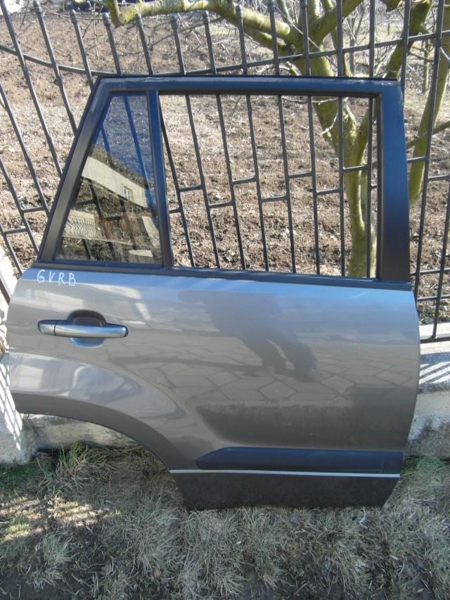 Стекло задней двери, правой 8450365J20 SUZUKI