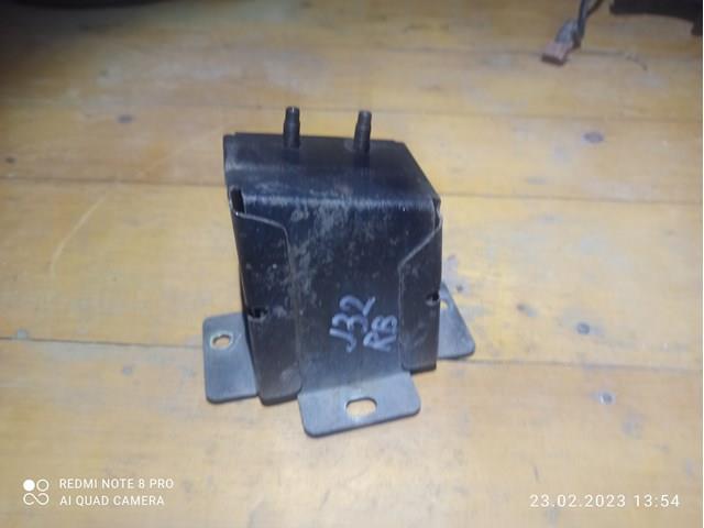 Правый кронштейн крепления бампера заднего 852109Y000 NISSAN