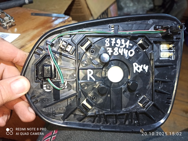 Зеркальный элемент правого зеркала заднего вида 8793178440 TOYOTA