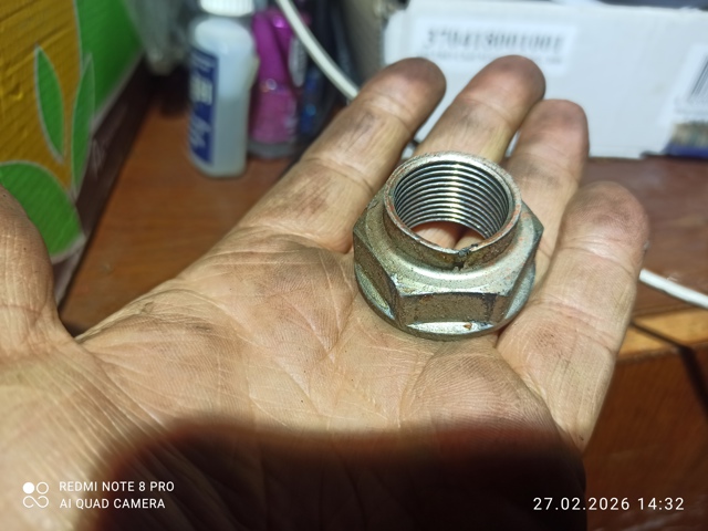 Гайка ступицы передней 90305692010 HONDA