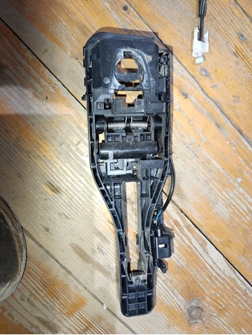 Держатель наружной ручки двери, передней левой 95B839885C PORSCHE