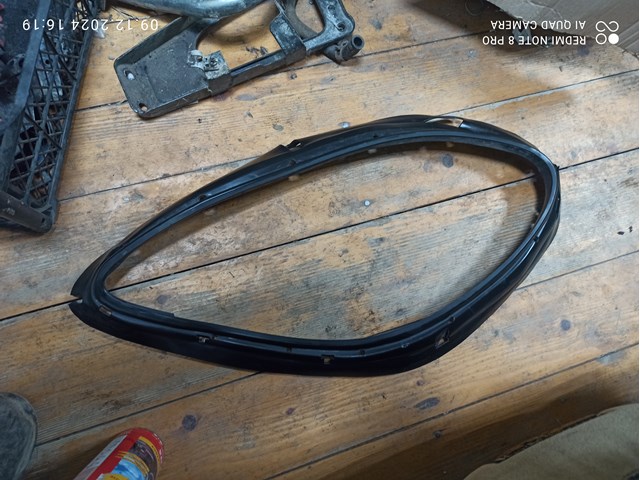 Уплотнитель фары левой 95B941323B PORSCHE