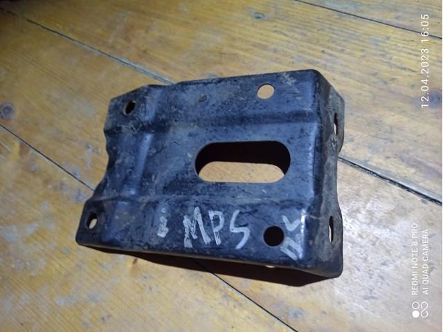 Левый кронштейн переднего бампера MR242623 MITSUBISHI