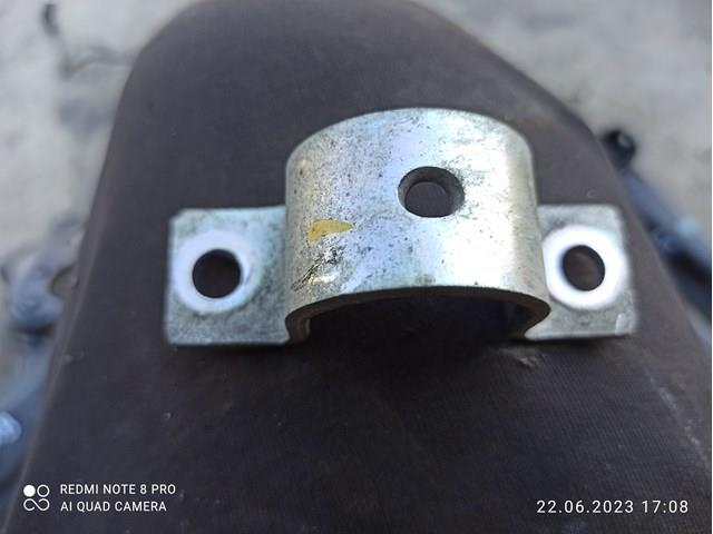 Хомут крепления втулки стабилизатора, переднего MR403646 MITSUBISHI