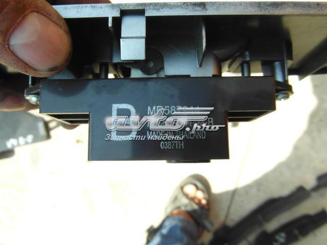 Кнопки переднего правого стеклоподъемника MR587944 MITSUBISHI