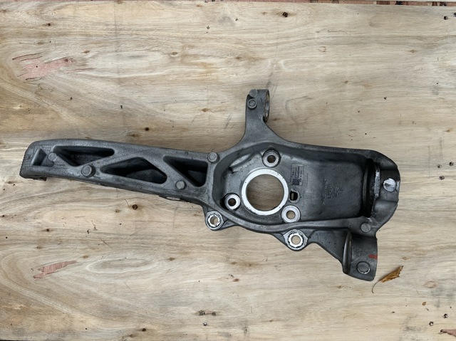 Tesla Model 118831100E Цапфа передняя левая в наличии Львов