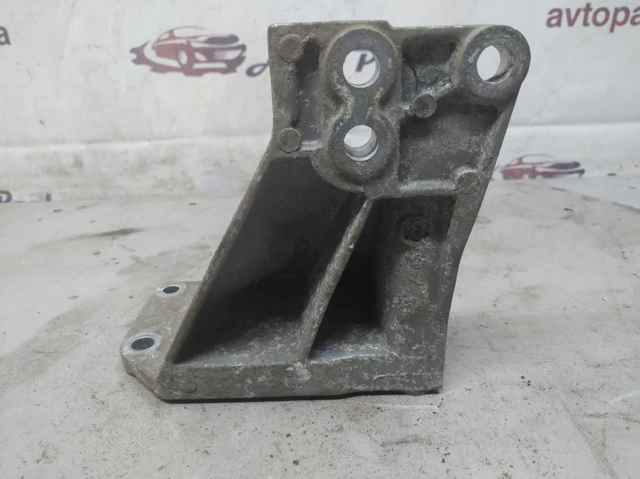 Кронштейн подушки (опоры) двигателя, правой 11232JK50A NISSAN