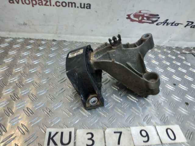 Подушка (опора) двигателя, правая передняя 113752043R RENAULT