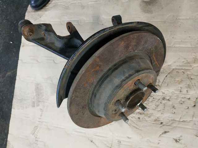 Кулак поворотный левый 1556400 FORD