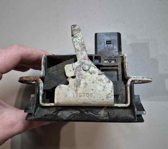 VAG 1P0827505A Замок багажника в наличии Ирпень