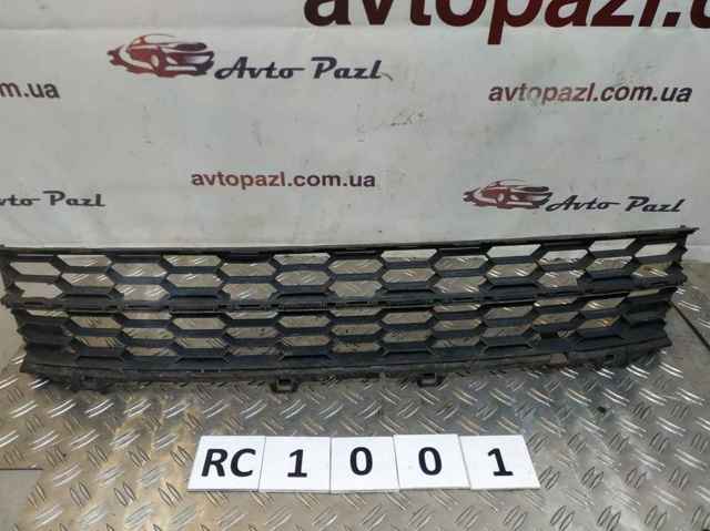 Решетка на бампер 3V0853677 VAG