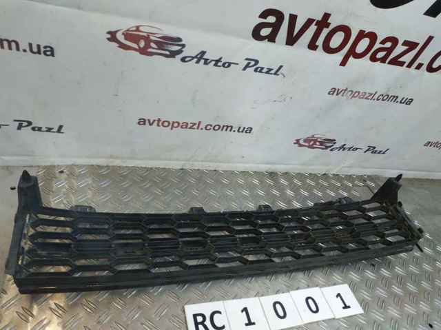 3V0853677 VAG Решетка бампера переднего центральная купить в Кривой Рог