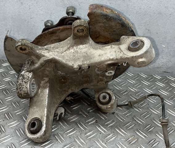 NISSAN 43019JN00A Цапфа задняя левая в наличии Ирпень