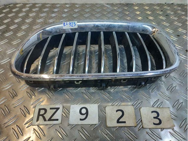 Решетка радиатора левая 51137412323 BMW