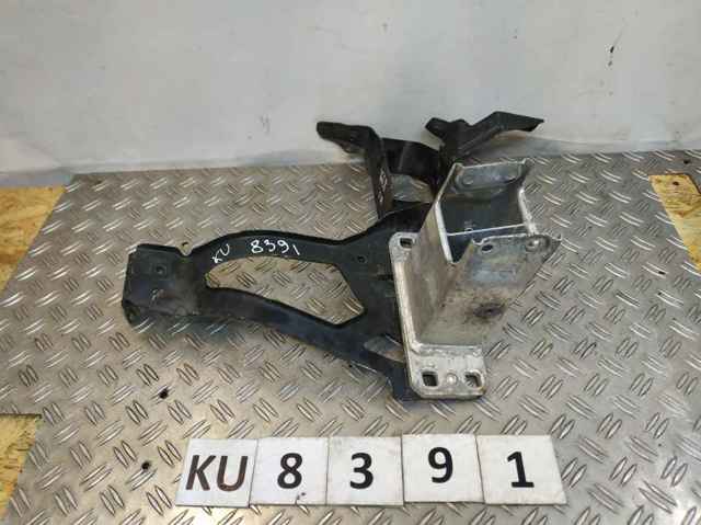 Рамка радиатора правая 51647163484 BMW