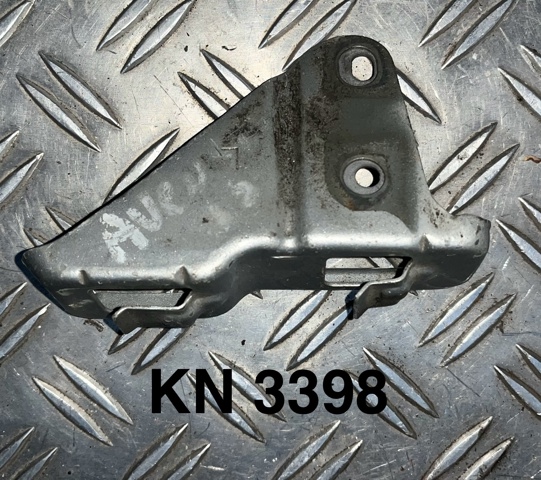 Левый кронштейн переднего бампера 5208205010 TOYOTA