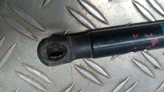Опора капота левая 5345006100 TOYOTA