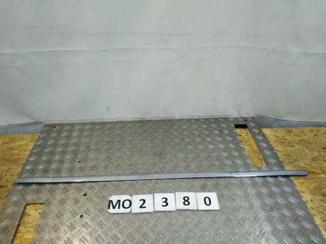 Молдинг передней правой двери, нижний 561853516A VAG