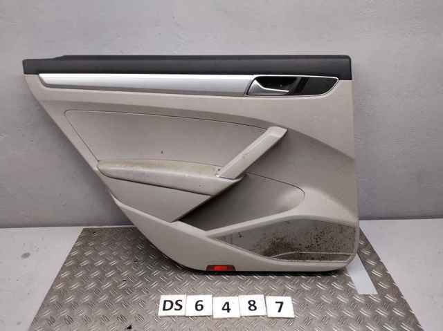Облицовка задней правой двери 561867211 VAG