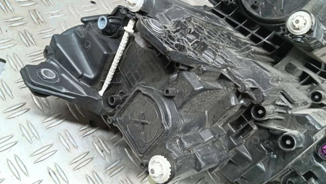 VAG 566941016H Правая фара в наличии Украина