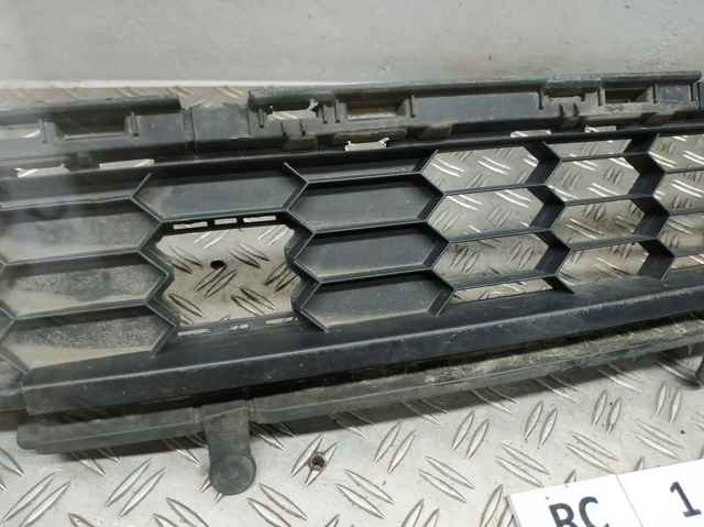 VAG 57A853677 Решетка радиатора в наличии Чернигов
