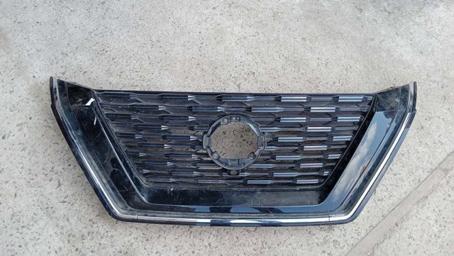 NISSAN 623106RU0A Решетка радиатора в наличии Украина