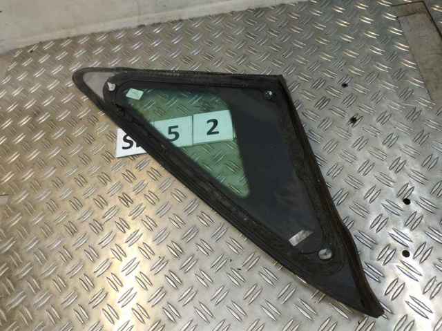 Стукло багажника, правое 627100T010 TOYOTA