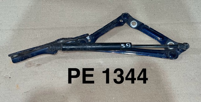 Крепление крышки багажника 6452030240 TOYOTA