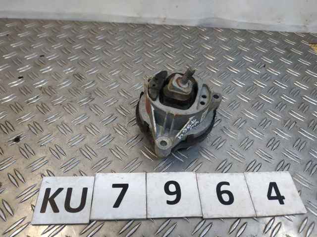 Правая подушка ДВС 6856184 BMW