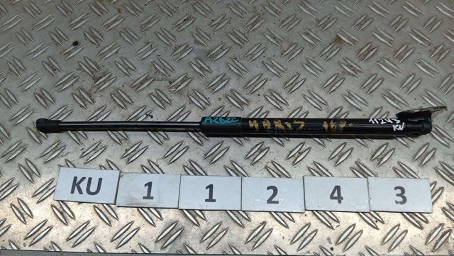 Амортизатор задней двери 689500W661 TOYOTA