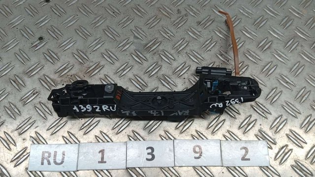 Держатель наружной ручки двери, передней левой 6920242040 TOYOTA