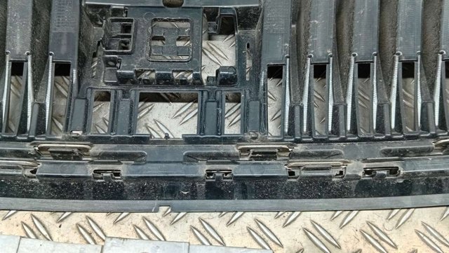6VA853653 VAG Решетка радиатора купить в Запорожье
