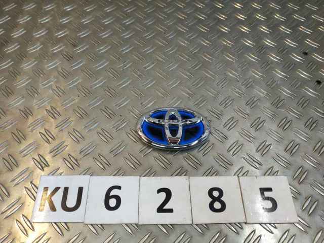 Фирменный значек на багажник Toyota Prius