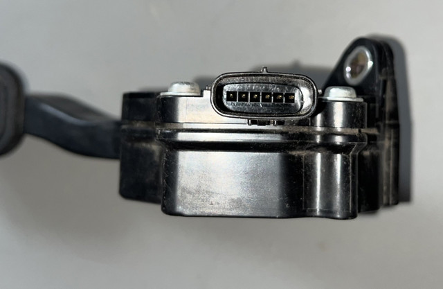 7811060110 TOYOTA Педаль газа (акселератора) купить в Черновцы