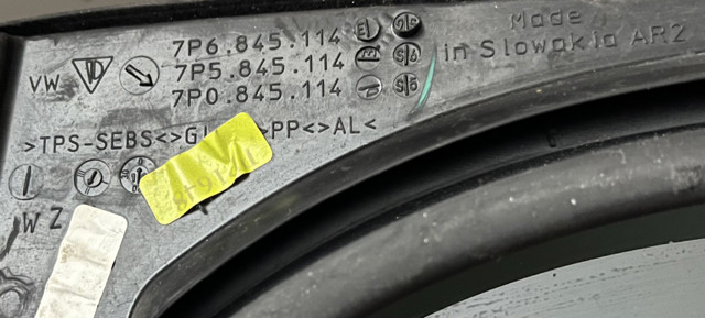 VAG 7P6845114 Стекло-форточка двери задней правой в наличии Чернигов