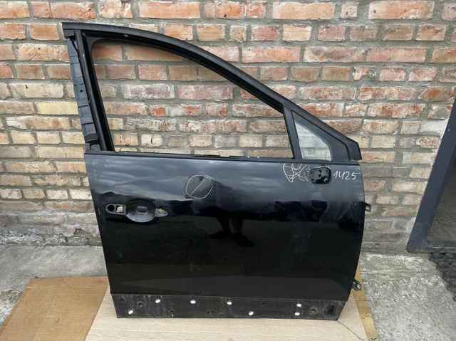 Пассажирская передняя дверь 801008349R RENAULT
