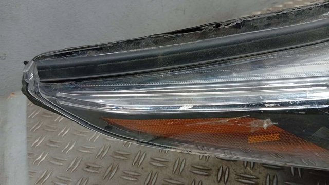 811100E380 TOYOTA Фара правая купить в Ужгород