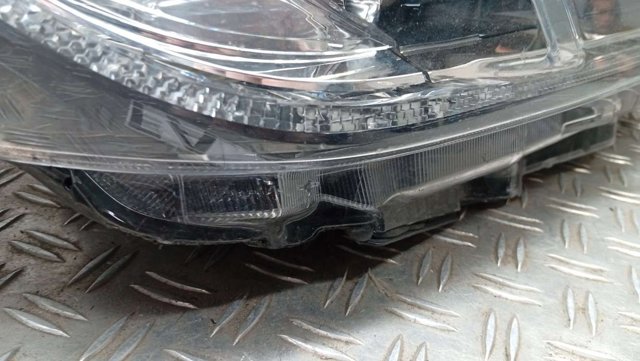 811100E380 TOYOTA Фара правая купить в Украина