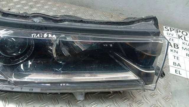 811100E380 TOYOTA Правая фара купить в Днепр