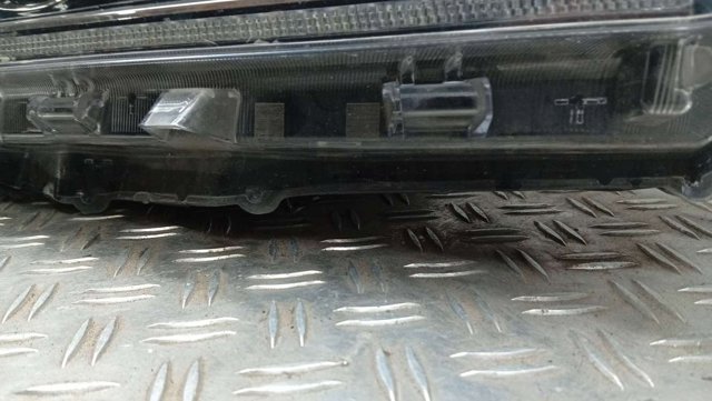 811100E380 TOYOTA Фара правая купить в Ужгород