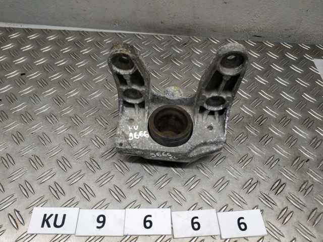 Подушка (опора) двигателя, левая 8200065989 RENAULT