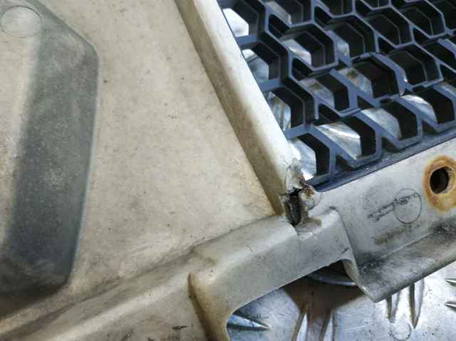 RENAULT 8200233765 Решетка радиатора в наличии Ужгород