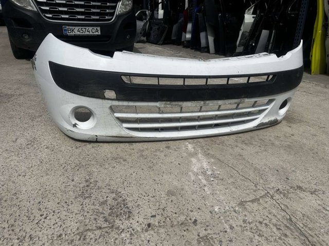 RENAULT 8200436678 Передний бампер в наличии Львов