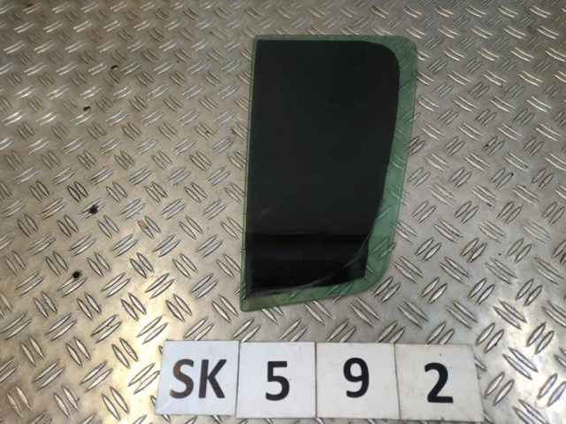 Стекло-форточка двери, задней, правой 822621848R RENAULT