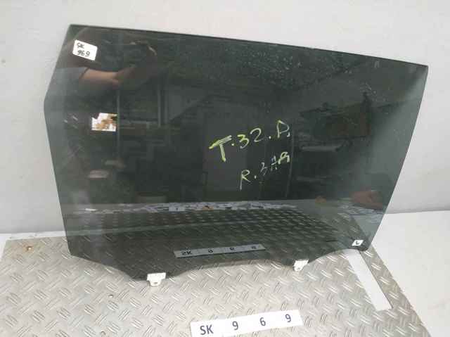 Стекло задней правой двери 823004CA0B NISSAN