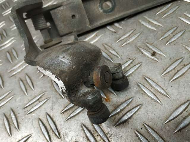 839504A000 HYUNDAI Ролик двери боковой (сдвижной) правый центральный купить в Черновцы