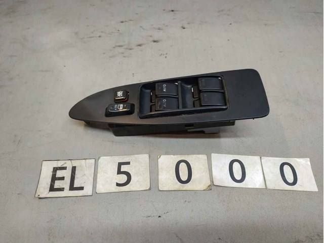 Кнопки переднего левого стеклоподъемника 84040AC030 TOYOTA